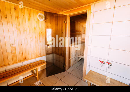 Innenraum der Sauna - Regale, Lampe, niemand Stockfoto