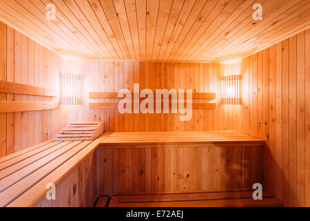 Innenraum der Sauna - Regale, Lampe, niemand Stockfoto