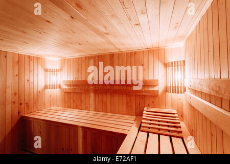 Innenraum der Sauna - Regale, Lampe, niemand Stockfoto