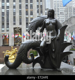 "Maiden", einer der zwei Menschen Figuren (Maiden und Jugend), von Paul Manship auf dem Rockefeller Center, Manhattan, New York Stockfoto