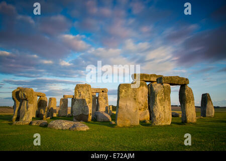 Sonnenuntergang über Stonehenge, Wiltshire, England Stockfoto