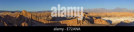 Panorama, Valle de la Luna oder das Tal des Mondes im Abendlicht, San Pedro de Atacama Antofagasta Region, Chile Stockfoto