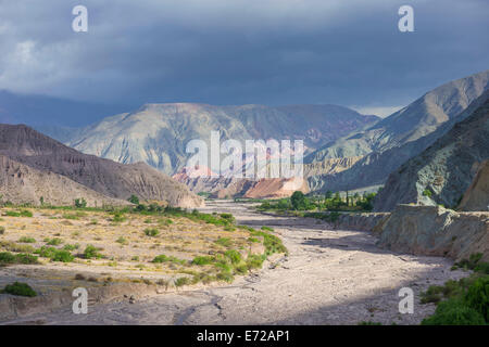 Flussbett des purmamarca und Cerro de Los Siete colores oder Berg der sieben Farben in purmamarca, Provinz Jujuy, Argentinien Stockfoto