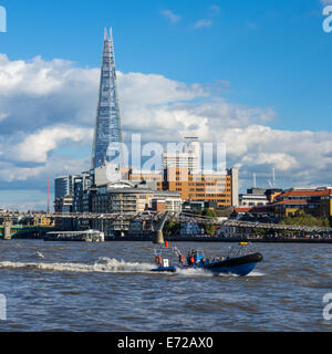 River Thames schnell Rib Millenium Bridge Shard London Stockfoto