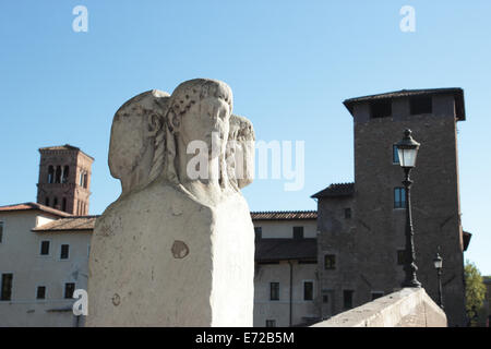 Der Pons Fabricius oder Ponte dei Quattro Capi (vier Köpfe) bezieht sich auf die zwei Marmorsäulen doppelgesichtige Janus herms Stockfoto