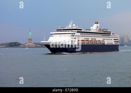 NEW YORK CITY, USA - 11 Juni: Holland America Line Kreuzfahrtschiff Veendam vor der Statue of Liberty. 11. Juni 2012 in neuen Y Stockfoto