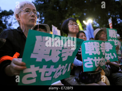 Tokio, Japan. 4. September 2014. Menschen halten Plakate sagen: "Wir lassen uns nicht Japan Kriege gehen" während einer Protestaktion gegen Abe Kabinett Politik, die Grenze des Landes pazifistischen Verfassung in Tokio, Japan, 4. September 2014 zu erleichtern. Ca. 4.000 Personen nahmen an der Demonstration. Bildnachweis: Stringer/Xinhua/Alamy Live-Nachrichten Stockfoto