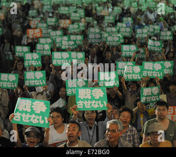 Tokio, Japan. 4. September 2014. Menschen schreien Parolen und halten Plakate sagen: "Wir lassen uns nicht Japan Kriege gehen" während einer Protestaktion gegen Abe Kabinett Politik, die Grenze des Landes pazifistischen Verfassung in Tokio, Japan, 4. September 2014 zu erleichtern. Ca. 4.000 Personen nahmen an der Demonstration. Bildnachweis: Stringer/Xinhua/Alamy Live-Nachrichten Stockfoto