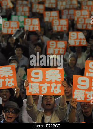 Tokio, Japan. 4. September 2014. Menschen schreien Parolen und halten Plakate sagen "Zerstöre nicht den Artikel 9' während einer Protestaktion gegen Abe Kabinett Politik, die Grenze des Landes pazifistischen Verfassung in Tokio, Japan, 4. September 2014 zu erleichtern. Ca. 4.000 Personen nahmen an der Demonstration. Bildnachweis: Stringer/Xinhua/Alamy Live-Nachrichten Stockfoto