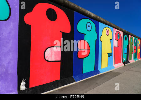 Deutschland, Berlin, The East Side Gallery einen 1,3 km langen Abschnitt der Berliner Wandbild als Hommage an die junge Generation von Thierry Noir bezeichnet. Stockfoto