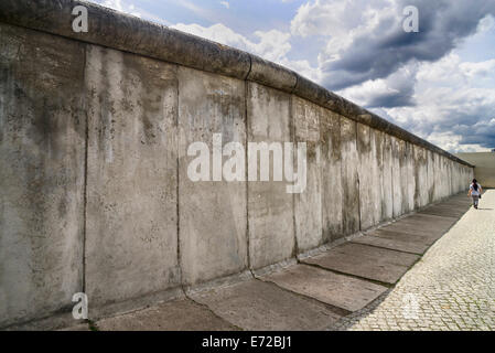 Deutschland, Berlin, Berliner Mauer Gedenkstatte auch bekannt als die Berliner Mauer Memorial Ausstellung im Bernauer Straße die Gedenkstätte enthält das letzte Stück der Berliner Mauer, die die erhaltene Anlage des Grenzstreifens dahinter angezeigt hat. Stockfoto