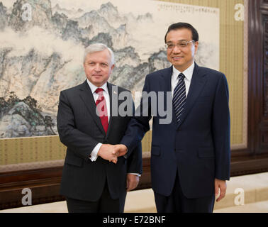 Peking, China. 4. September 2014. Chinese Premier Li Keqiang (R) trifft sich mit Vizepremierminister von Belarus Anatoliy Tozik in Peking, China, 4. September 2014. Tozik ist hier für das erste Treffen des zwischenstaatlichen Komitees der Zusammenarbeit zwischen den beiden Ländern. Bildnachweis: Xie Huanchi/Xinhua/Alamy Live-Nachrichten Stockfoto