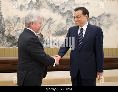 Peking, China. 4. September 2014. Chinese Premier Li Keqiang (R) trifft sich mit Vizepremierminister von Belarus Anatoliy Tozik in Peking, China, 4. September 2014. Tozik ist hier für das erste Treffen des zwischenstaatlichen Komitees der Zusammenarbeit zwischen den beiden Ländern. Bildnachweis: Xie Huanchi/Xinhua/Alamy Live-Nachrichten Stockfoto