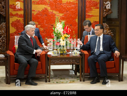 Peking, China. 4. September 2014. Chinese Premier Li Keqiang (R) trifft sich mit Vizepremierminister von Belarus Anatoliy Tozik in Peking, China, 4. September 2014. Tozik ist hier für das erste Treffen des zwischenstaatlichen Komitees der Zusammenarbeit zwischen den beiden Ländern. Bildnachweis: Xie Huanchi/Xinhua/Alamy Live-Nachrichten Stockfoto