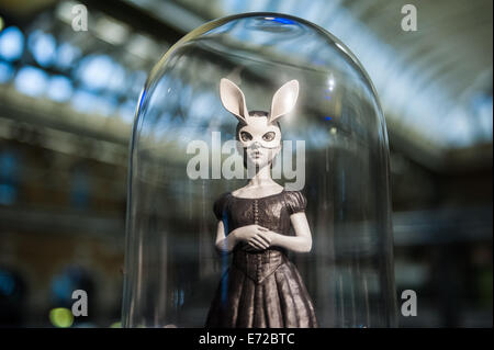 London, UK. 4. September 2014. White Rabbit Figur von Danny Van Ryswyk ist auf dem Display an der 3D Printshow an der Old Billingsgate in London. 3D Printshow vereint die größten Namen in 3D-Drucktechnologie neben der kreativen, spannendsten und innovativsten Einzelpersonen mit Additiven Verfahren heute. Bildnachweis: Piero Cruciatti/Alamy Live-Nachrichten Stockfoto