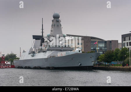 Bucht von Cardiff, Cardiff, Wales, UK. 4. September 2014. Im Rahmen der 2014 NATO Konferenz in The Celtic Manor in Newport, Krieg Schiffe von der NATO zeigen Länder Flagge. HMS Duncan ist 6. und letzte Schiff im Batch Type 45. Sie ist die erste von den 8000-Tonnen-Klasse, Harpune anti-shipping Flugkörper abfeuern zu können. Bildnachweis: Karl Robertson/Alamy Live-Nachrichten Stockfoto