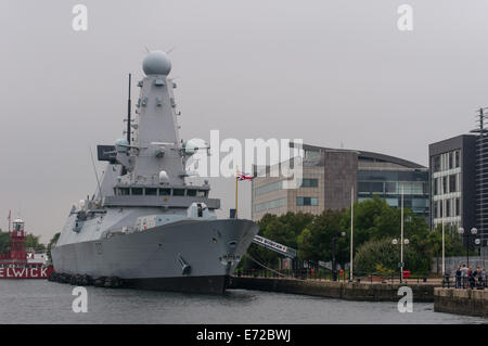 Bucht von Cardiff, Cardiff, Wales, UK. 4. September 2014. Im Rahmen der 2014 NATO Konferenz in The Celtic Manor in Newport, Krieg Schiffe von der NATO zeigen Länder Flagge. HMS Duncan ist 6. und letzte Schiff im Batch Type 45. Sie ist die erste von den 8000-Tonnen-Klasse, Harpune anti-shipping Flugkörper abfeuern zu können. Bildnachweis: Karl Robertson/Alamy Live-Nachrichten Stockfoto