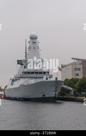 Bucht von Cardiff, Cardiff, Wales, UK. 4. September 2014. Im Rahmen der 2014 NATO Konferenz in The Celtic Manor in Newport, Krieg Schiffe von der NATO zeigen Länder Flagge. HMS Duncan ist 6. und letzte Schiff im Batch Type 45. Sie ist die erste von den 8000-Tonnen-Klasse, Harpune anti-shipping Flugkörper abfeuern zu können. Bildnachweis: Karl Robertson/Alamy Live-Nachrichten Stockfoto