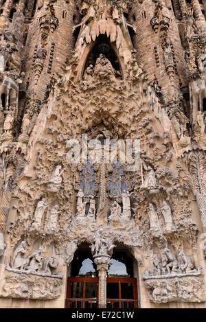 Spanien, Katalonien, Barcelona, Basilika ich Temple Expiatori De La Sagrada Familia, allgemein bekannt als Sagrada Familia die Geburtsfassade zeigt das Original detaillierte Arbeiten von Antoni Gaudi. Stockfoto