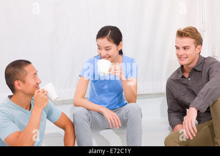 Multi-ethnische Leute Kaffeetrinken zusammen Stockfoto