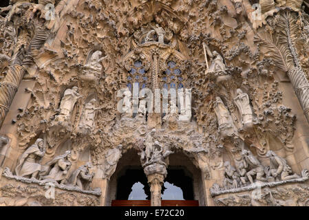 Spanien, Katalonien, Barcelona, Basalica ich Temple Expiatori De La Sagrada Famalia allgemein bekannt als Sagrada Familia die Geburtsfassade zeigt das Original detaillierte Arbeiten von Antoni Gaudi. Stockfoto