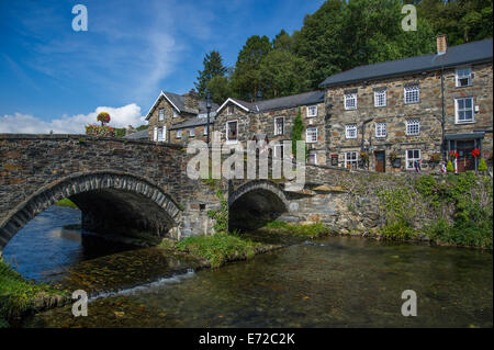 Ein Blick auf den Fluss und die Brücke im Dorf Beddgelert im Snowdonia Nationalpark, Nordwales Stockfoto