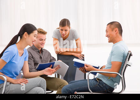 Gruppe von Geschäftsleuten arbeiten und diskutieren gemeinsam Büro Stockfoto