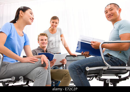 Diverse zuversichtlich Geschäftsleute im Büro Stockfoto