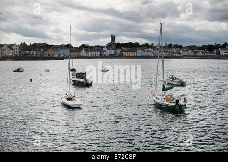 Küsten Donaghadee Stadt in Nordirland am Hafen mit verankerte Boote und Wasser-Läden und Häuser an einem bewölkten Tag Stockfoto