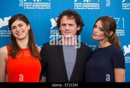 ALEXANDRA DADDARIO ANTON YELCHIN ASHLEY GREENE EX PHOTOCALL ZU BEGRABEN. 71. VENEDIG FILM FESTIVAL LIDO VENEDIG ITALIEN 04 S Stockfoto