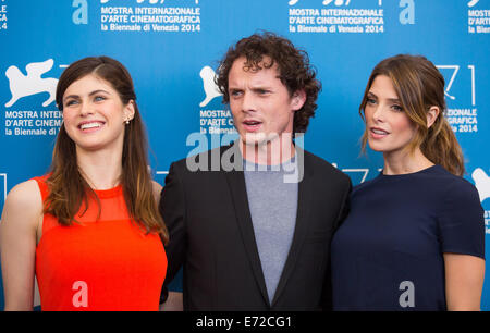 ALEXANDRA DADDARIO ANTON YELCHIN ASHLEY GREENE EX PHOTOCALL ZU BEGRABEN. 71. VENEDIG FILM FESTIVAL LIDO VENEDIG ITALIEN 04 S Stockfoto