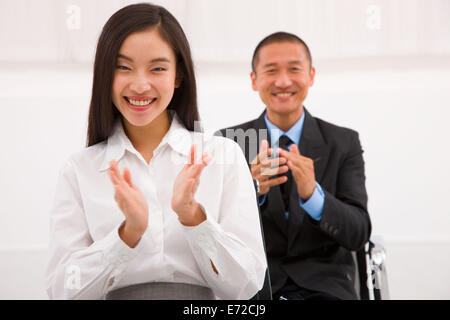 Nahaufnahme des Lächelns Geschäftsleute Händeklatschen Stockfoto