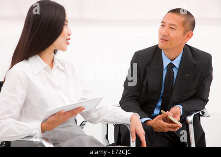 Zwei Geschäftsleute in treffen Stockfoto