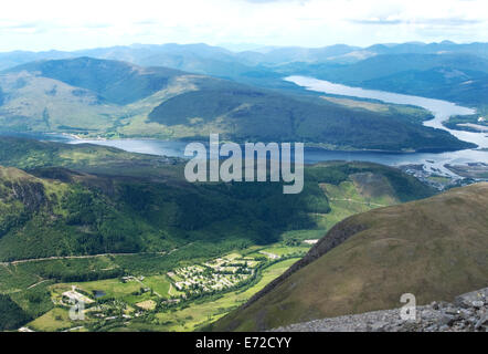 Blick vom Pfad auf den Ben Nevis mit Blick auf Fort William und die Umgebung in den Highlands von Schottland Stockfoto