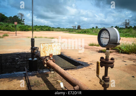 Onshore-Ölquelle (Bohrschwengels) in Angola (Soyo Provinz), close-up auf den Druck messen Stockfoto