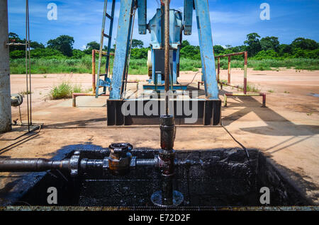 Onshore-Ölquelle (Bohrschwengels) in Angola (Soyo Provinz), close-up auf die Pumpe und Benzin verschüttet Stockfoto