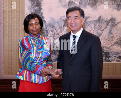 Peking, China. 4. September 2014. Chinese Vice Premier Wang Yang (R) trifft sich mit South African internationale Beziehungen und Zusammenarbeit Minister Maite Nkoana-Mashabane in Peking, China, 4. September 2014. © Pang Xinglei/Xinhua/Alamy Live-Nachrichten Stockfoto