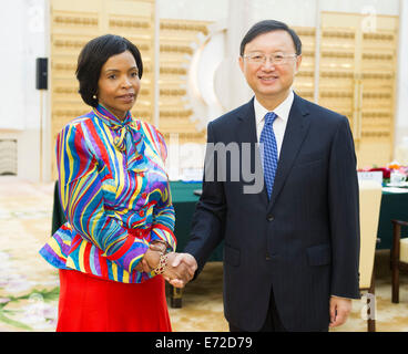 Peking, China. 4. September 2014. Chinese State Councilor Yang Jiechi (R) trifft sich mit South African internationale Beziehungen und Zusammenarbeit Minister Maite Nkoana-Mashabane in Peking, China, 4. September 2014. © Huang Jingwen/Xinhua/Alamy Live-Nachrichten Stockfoto