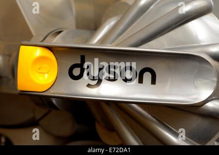 Nahaufnahme von Dyson Staubsauger Markenlogo Stockfoto