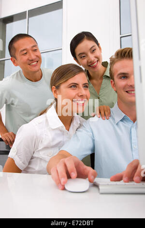 Multi ethnischen Gruppe von Menschen, computer Stockfoto