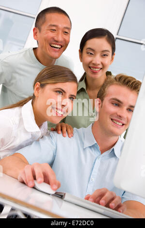 Heterogene Gruppe von fröhlichen Menschen Computer suchen Stockfoto