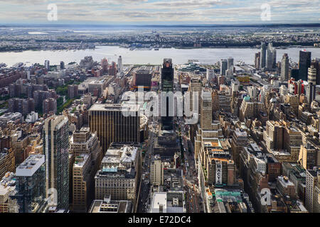 USA, New York, Manhattan, Ansicht West von der Aussichtsplattform des Empire State Building auf den Hudson River und Jersey. Stockfoto