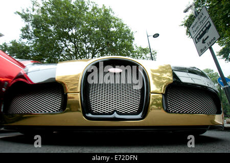 London, UK. 4. September 2014. Arabische registriert Bugatti und rote metallische Rolls-Royce parkten vor dem Dorchester Hotel in modischen wohlhabenden Stadtteil Mayfair Credit: Amer Ghazzal/Alamy Live-Nachrichten Stockfoto