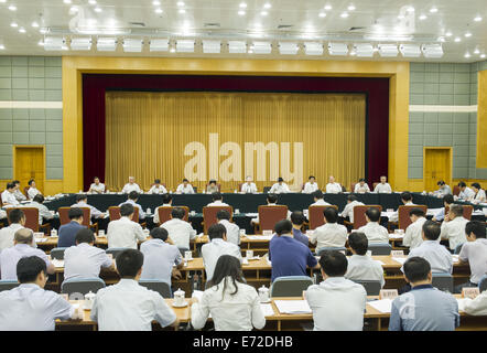 Peking, China. 4. September 2014. Die führende Gruppe von Beijing-Tianjin-Hebei koordinierte Entwicklungsprogramm hält seine dritte Sitzung in Peking, China, 4. September 2014. Chinesische Vize-Premier Zhang Gaoli Vorsitz der Sitzung und hielt eine Rede hier am Donnerstag. © Wang Ye/Xinhua/Alamy Live-Nachrichten Stockfoto