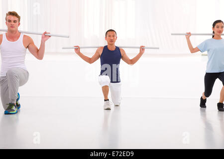 Heterogene Gruppe von Menschen, die im Fitness-Studio trainieren Stockfoto