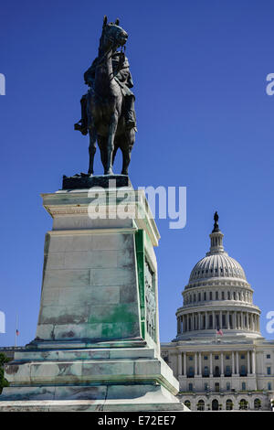 USA, Washington DC, Capitol Hill Ulysses S. Grant Memorial Statue des Generals auf dem Pferderücken mit der Kuppel des Kapitols im Hintergrund montiert. Stockfoto
