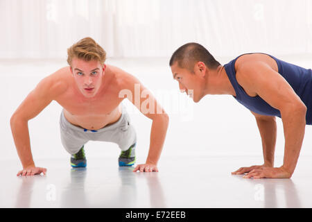 Zwei junge männliche doing Push-ups im Fitness-Studio Stockfoto