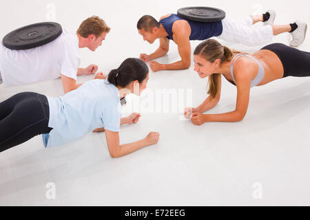 Junge Multi ethnischen Menschen trainieren im Fitness-Studio Stockfoto
