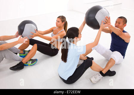 Heterogene Gruppe von Menschen, die das Training mit Pilates in Turnhalle Stockfoto