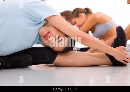Lächelnde junge Asiatin, die Yoga machen Stockfoto